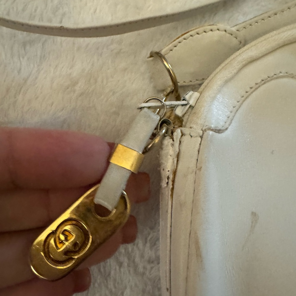 Gucci Cream Leather Crossbody Bag with Gold Accents - Picture 4 of 11
